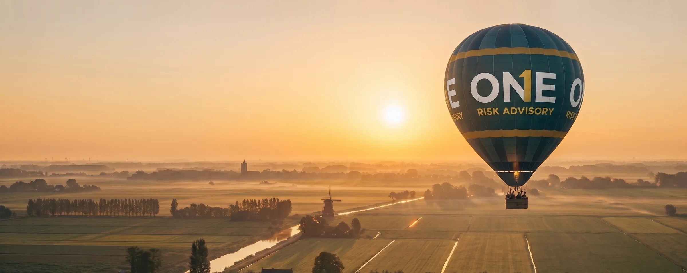 Luchtballon met het ONE Risk Advisory-logo boven de polder bij zonsopgang